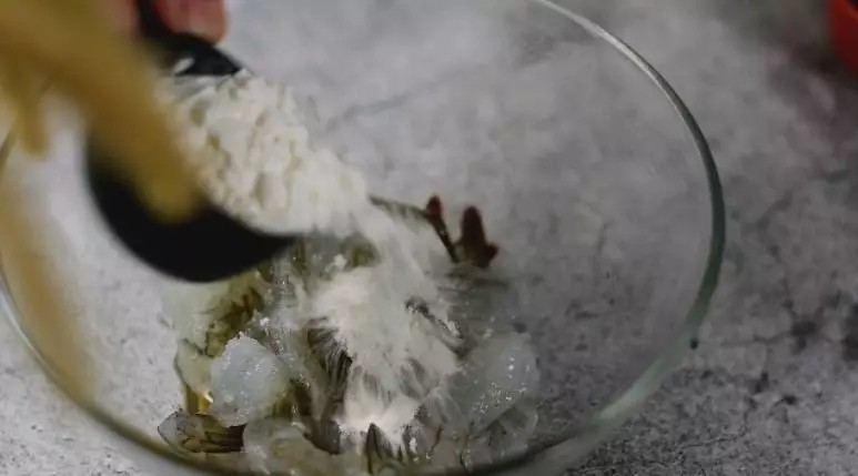 宫保虾球 酸甜鲜嫩一口一个 根本停不下来!,撒入盐、料酒、淀粉,抓匀腌制10分钟