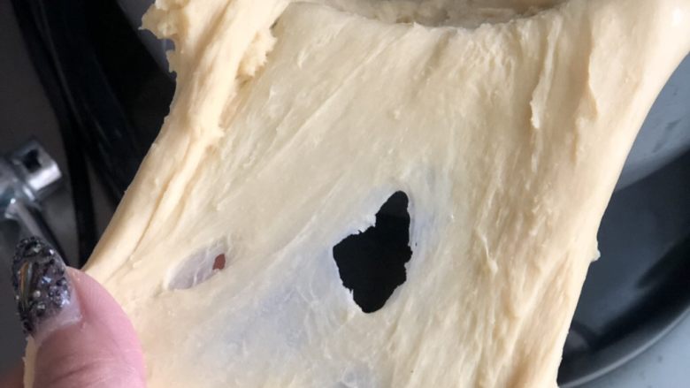 黑芝麻辫子面包,揉出粗膜,破洞边缘呈锯齿状。