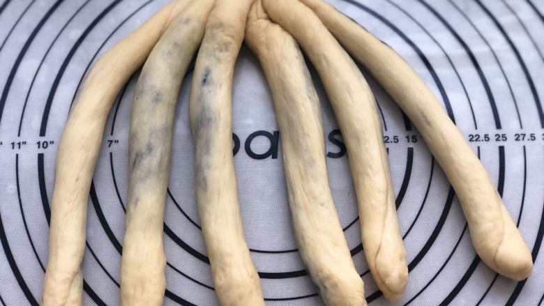黑芝麻辫子面包,开始辫6股辫。取6根搓长的面团,顶部捏紧。