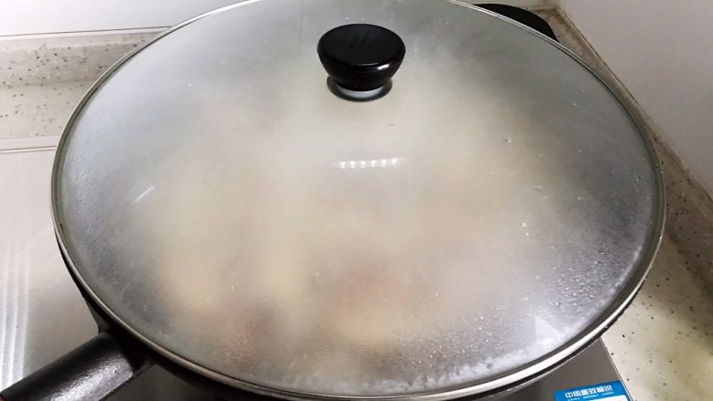菌菇豆腐羹,大火煮开之后盖上锅盖,转中小火,焖煮5分钟