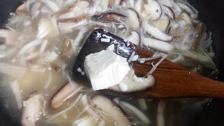 菌菇豆腐羹,用锅铲挖成一块一块的放入锅内,像图片中那么大小就行