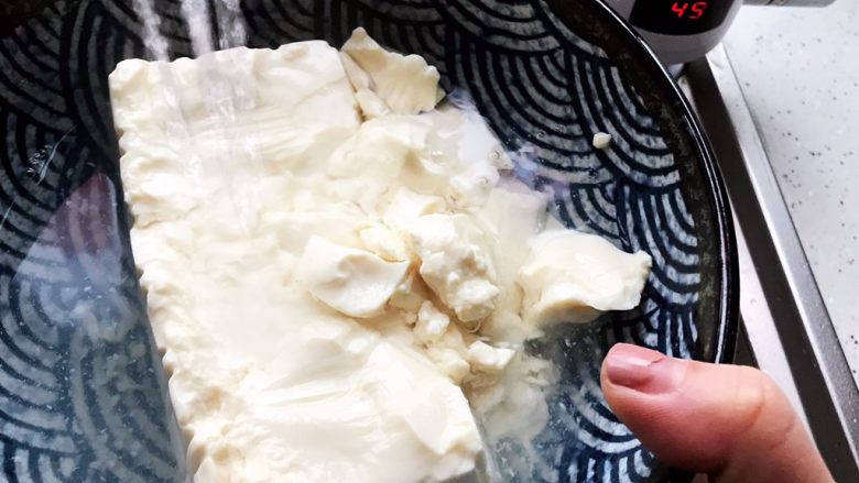 菌菇豆腐羹,豆腐用温开水冲洗一下,去豆腥味,然后撇净水