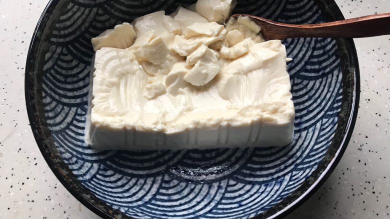 菌菇豆腐羹,豆腐倒出来放入碗内,碎了也没有关系