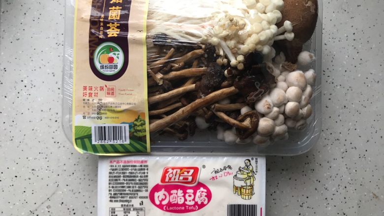 菌菇豆腐羹,首先我们准备好所有食材,如果你没有这种菌菇,可以选用你自己喜欢的各种菌菇