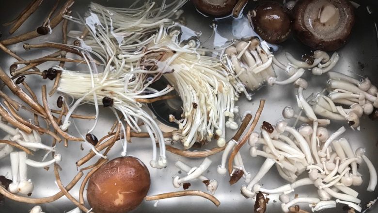 菌菇豆腐羹,菌菇该去蒂的去蒂,该剪去根部的剪去根部,用清水浸泡片刻