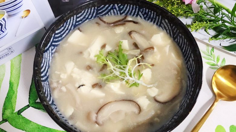 菌菇豆腐羹,非常鲜美,今天忘记买小葱了,不然应该放一点葱花,今天只能用苦菊装饰一下😄