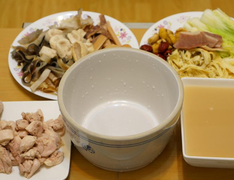 浓郁清汤佛跳墙,食材放入顺序 : 笋乾、冬笋、去皮去骨鸡腿肉、猪里肌肉、金华火腿、娃娃菜、蹄筋、鱼皮、鲍鱼、魷鱼、香菇、鱼翅、干贝、<a style='color:red;display:inline-block;' href='/shicai/ 2470'>红枣</a>、栗子、2颗生大蒜,最后高汤倒8分满(因為食材还会出水),再加入20ml绍兴酒。因為娃娃菜已经汆烫过,也可以要吃时再放入碗中,不用放入煲盅一起燉煮,会比较口感。