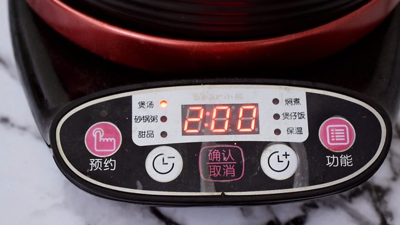 排骨萝卜汤,盖上锅盖,启动煲汤功能