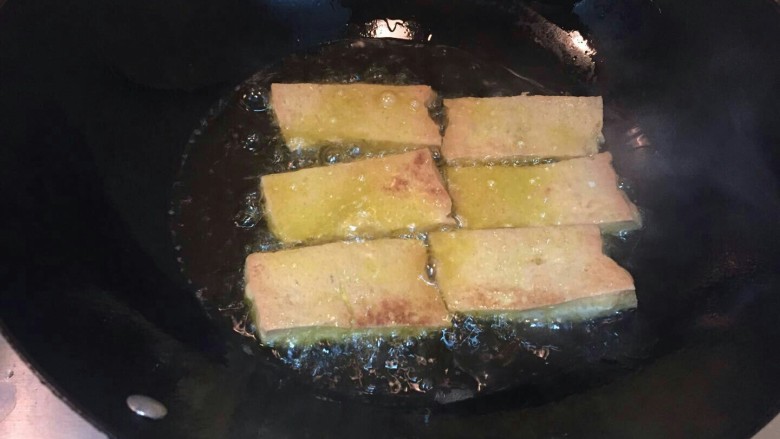 黑木耳肉沫豆腐煲,煎至两面金黄,盛出