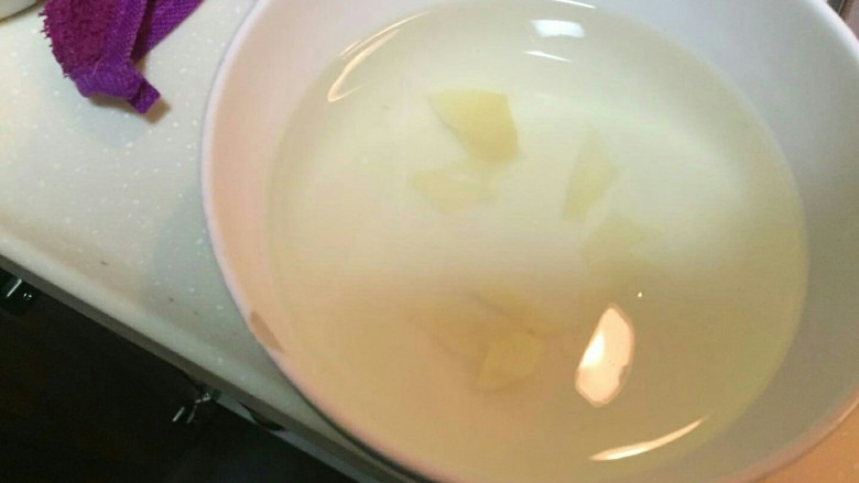 黑木耳肉沫豆腐煲,一小碗<a style='color:red;display:inline-block;' href='/shicai/ 156925'>水</a>,倒入锅中