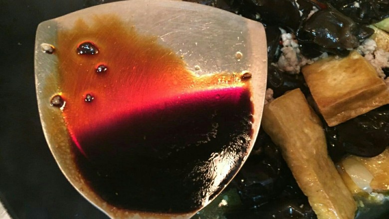 黑木耳肉沫豆腐煲,加入半勺<a style='color:red;display:inline-block;' href='/shicai/ 762'>老抽</a>,调色
