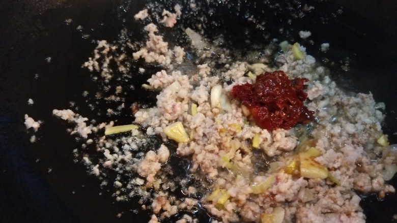 鱼香茄子 新文美食,加入豆瓣酱。