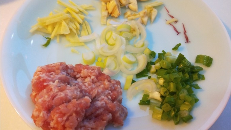 鱼香茄子 新文美食,<a style='color:red;display:inline-block;' href='/shicai/ 34374'>猪肉馅</a>,葱姜蒜准备好。