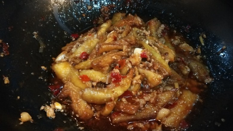 鱼香茄子  新文美食,加入<a style='color:red;display:inline-block;' href='/shicai/ 756'>鸡精</a>。