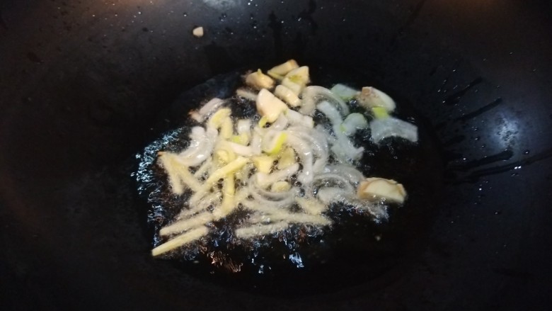 鱼香茄子 新文美食,热油倒出来留少许油,放入葱姜蒜炒香。