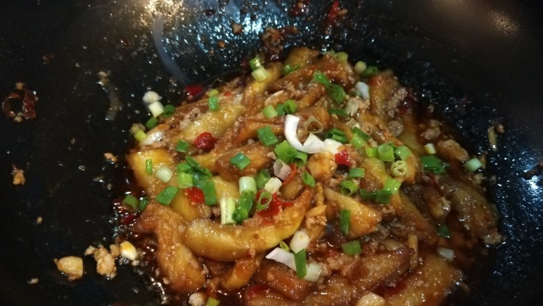 鱼香茄子 新文美食,加入香葱。