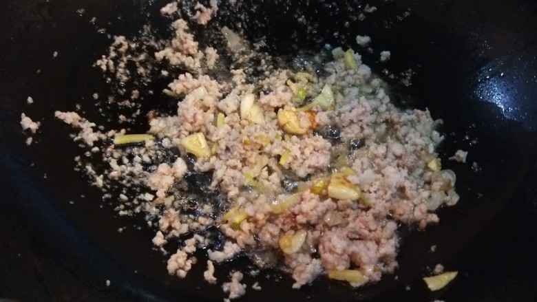 鱼香茄子 新文美食,倒入猪肉馅炒散。