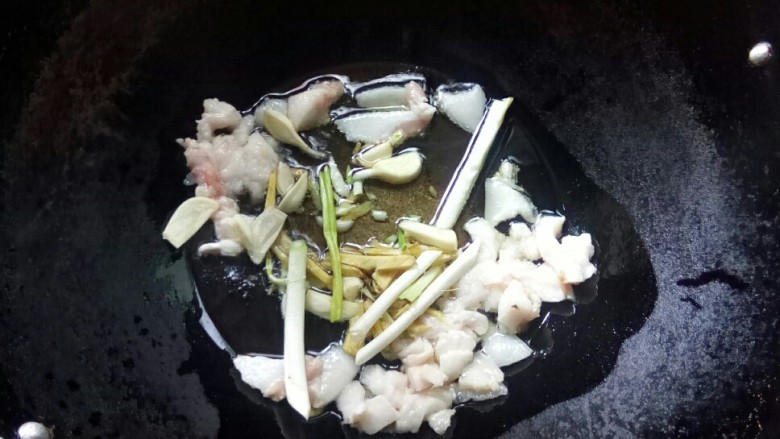 #年年有鱼# 酸汤嫩鱼柳,放葱姜蒜炒香。