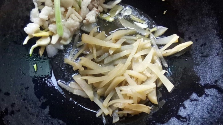 #年年有鱼# 酸汤嫩鱼柳,放泡萝卜丝炒香。