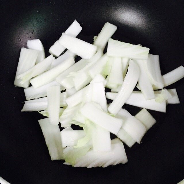 红椒黑木耳炒大白菜,锅中倒入少量的花生油加热至六成热,放入白菜帮