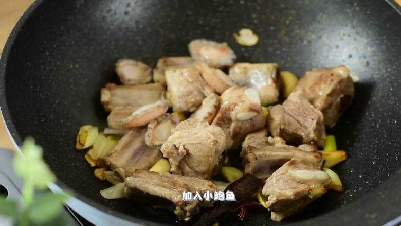 小鲍鱼烧排骨,这菜你就说它硬不硬吧,加入小鲍鱼,炒匀。