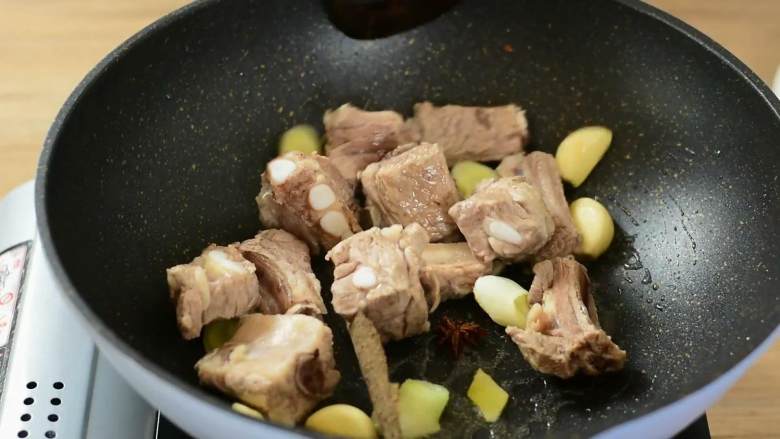 小鲍鱼烧排骨,这菜你就说它硬不硬吧,加入排骨和八角桂皮,炒至表面微焦。