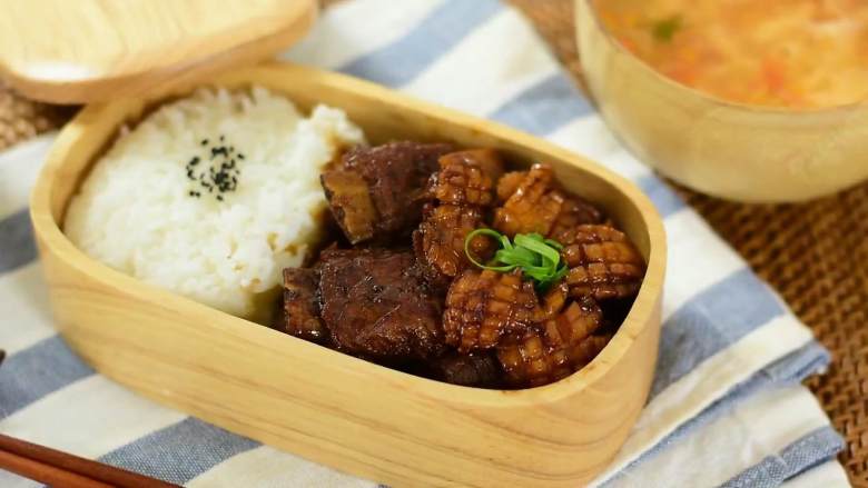小鲍鱼烧排骨,这菜你就说它硬不硬吧,浓香四溢,无比美味的鲍鱼烧排骨,谁吃谁上瘾。