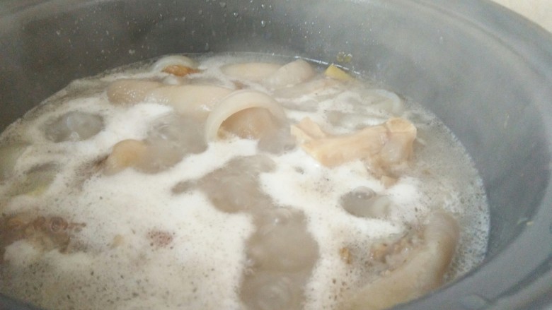#猪年#猪蹄冻,刮掉油之后,再次大火煮开,撇去浮沫