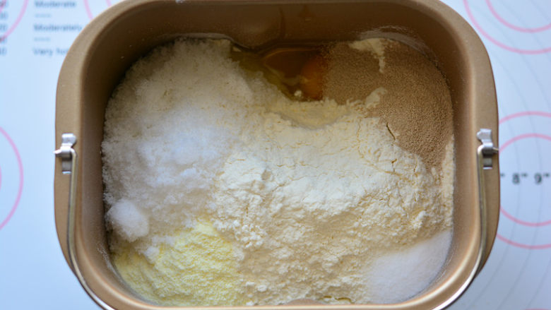 紫米小餐包,原材料按照先液体,后粉类,上层糖、盐的顺序放入面包桶中,启动IMIX程序20分钟,揉至面团光滑,加入软化的黄油,再开启一个程序,面团能拉出薄就可以了