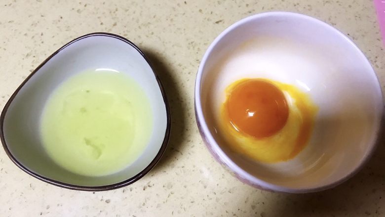 港式菠萝油面包,蛋黄蛋白分离,蛋黄搅散,蛋白可以用来做双皮奶,蛋白糖等