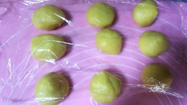 港式菠萝油面包,同样方法把酥皮面团分成9等分,搓圆盖保鲜膜保湿备用
