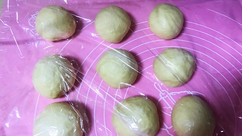 港式菠萝油面包,用称把面团称好重量分成9等分,搓圆,盖保鲜膜醒面