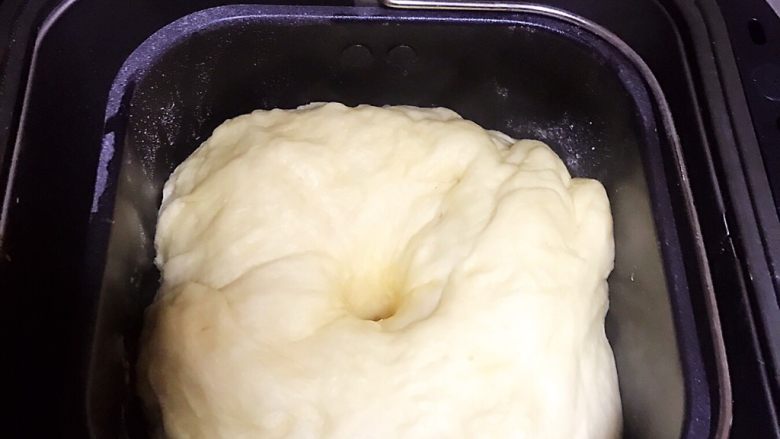 港式菠萝油面包,用手指粘一下面粉,插进面团不回弹即面团发酵成功