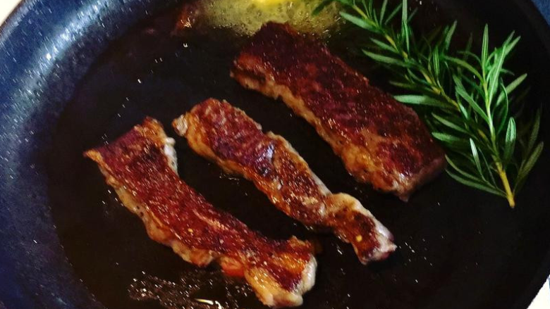 米其林牛小排餐,依牛小排的厚薄及自己偏好的熟度将两面煎至焦香
中途丢入奶油块及<a style='color:red;display:inline-block;' href='/shicai/ 832'>迷迭香</a>,同时稍倾斜锅子,将融化的奶油液浇淋在牛小排上