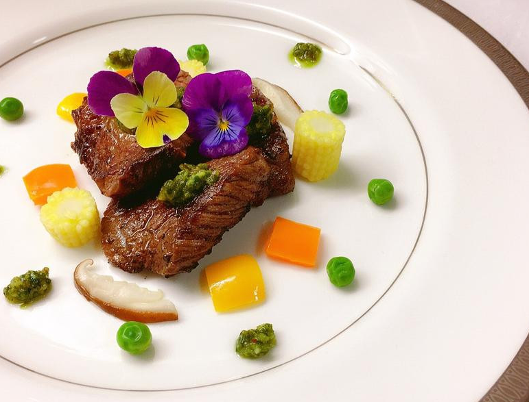 米其林牛小排餐,在铺著美丽餐巾、点缀花束、蜡烛的餐桌上,搭配上一杯美酒⋯⋯
谁说在家不能有星级享受呢?⭐️⭐️⭐️