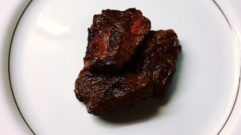 米其林牛小排餐,开始摆盘
盘底中央先放一匙青酱,然后将牛小排排列堆叠