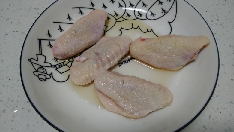 意面烤辣牛排,鸡翅划上两刀,倒入料酒。