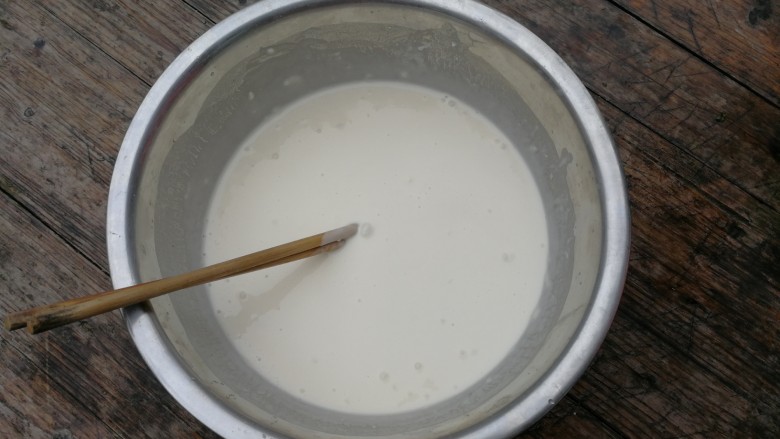 #猪五花肉# 茄夹子,放入适量清水搅拌均匀成不太稀的面糊