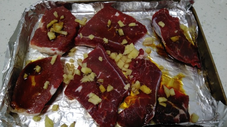 意面烤辣牛排,牛肉均匀倒上生抽,均匀撒上<a style='color:red;display:inline-block;' href='/shicai/ 37'>姜</a>末。