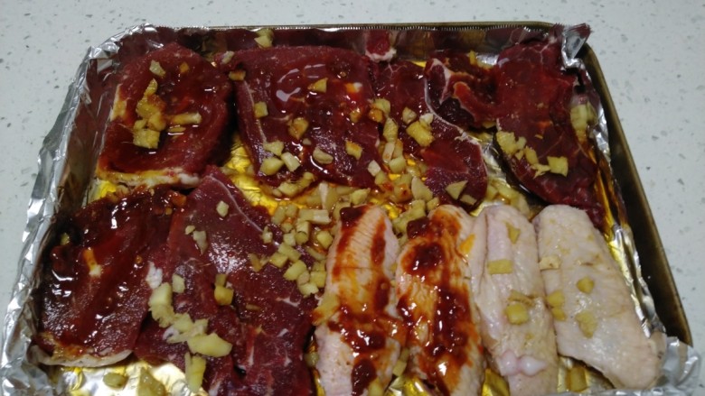 意面烤辣牛排,鸡翅和牛排均匀涂上<a style='color:red;display:inline-block;' href='/shicai/ 46964'>郫县豆瓣酱</a>,腌制1小时。