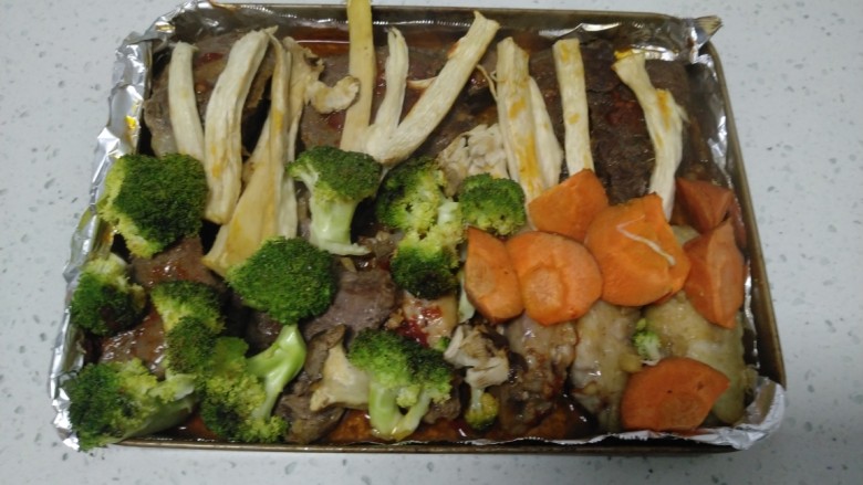 意面烤辣牛排,230度烤10分钟,取出。