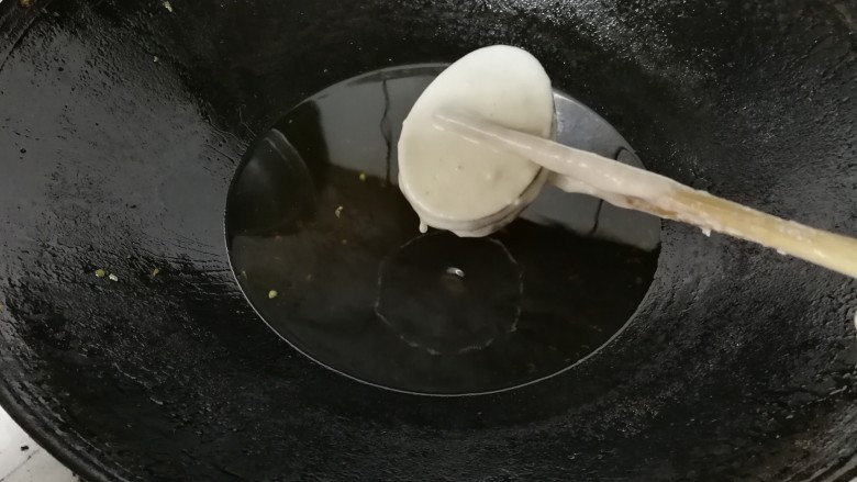 #猪五花肉# 茄夹子,锅中放入适量食用油烧热,放入茄夹子