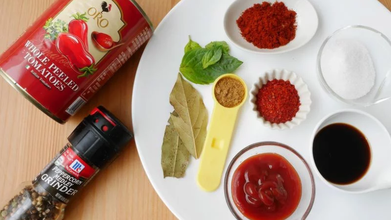 黑猪肉番茄炖菜,准备调味料。整颗的<a style='color:red;display:inline-block;' href='/shicai/ 59'>番茄</a>罐头需下锅前先用叉子将<a style='color:red;display:inline-block;' href='/shicai/ 59'>番茄</a>压碎。如果怕辣可减少辣椒粉。原食谱裡有肉豆寇1/2茶匙,因一般家庭很少用到所以省略了。伍斯特酱是辣醋酱油,也可用白醋+酱油+糖(1:1:0.5)替代。