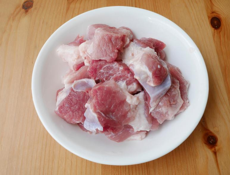 黑猪肉番茄炖菜,猪肉建议选带点筋的腿肉,切3公分块状。