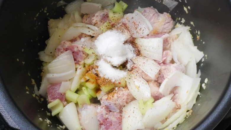 黑猪肉番茄炖菜,内锅加油,选「烤鸡」模式及「开始烹飪」,油热顺序下蒜泥及洋葱炒香,下猪肉翻炒后,倒入糖、罗勒及黑胡椒拌炒。