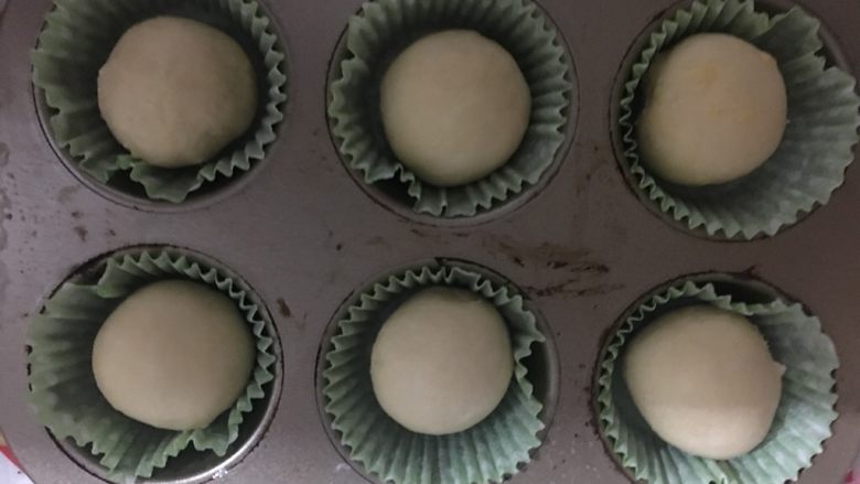 布里欧修面包,揉圆放入磨具二次发酵,可放入烤箱底下坐热水,发酵约1个小时,发酵好后放烤箱中层180度上下火15分钟左右,注意观察上色情况