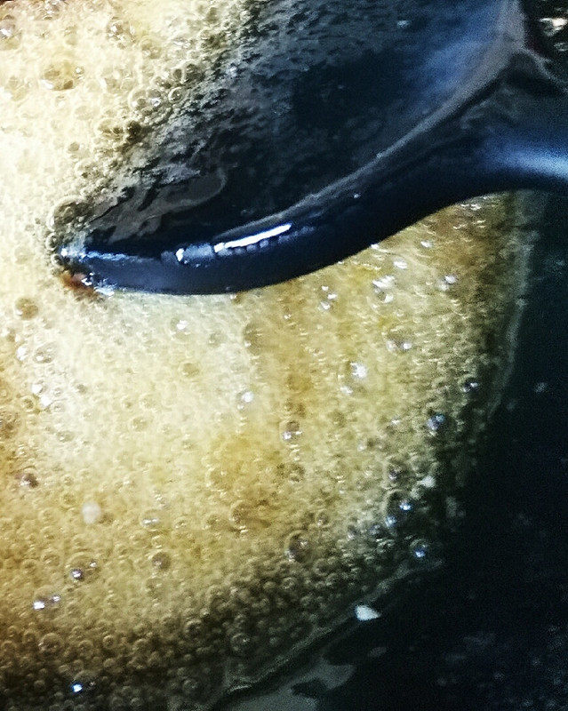核桃芝麻糖,小火煮至焦糖色,呈小泡,用筷子蘸点糖浆放入凉开水中,糖变脆即可关火
