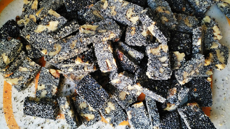 核桃芝麻糖,趁热切薄块,冷却后即可享用