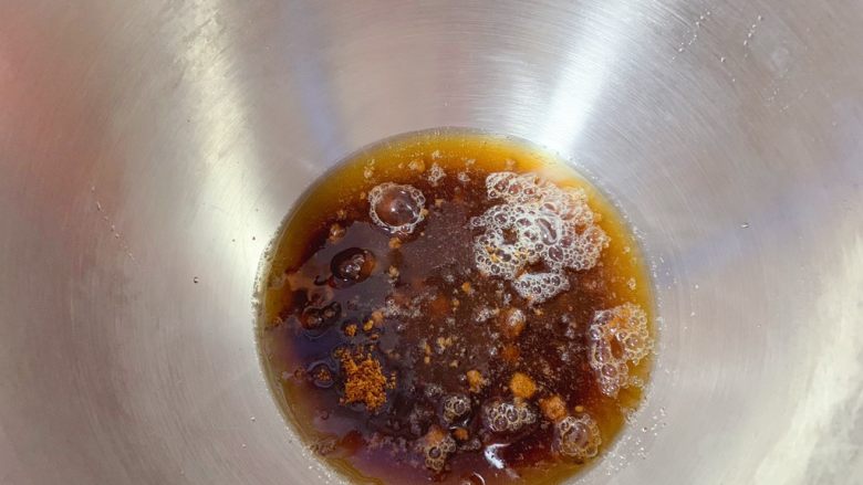红糖发糕,倒入清水,选择搅拌模式启动机器,搅拌至糖融化