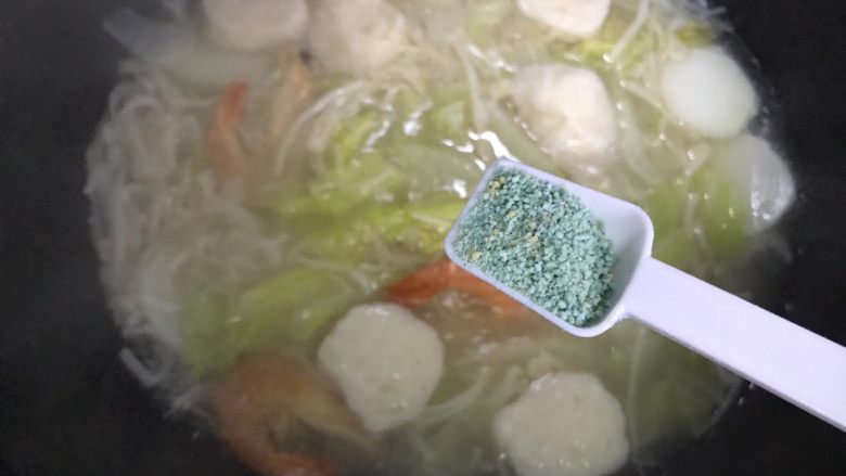 什锦汤,加一小勺蔬之鲜(鸡精),搅拌均匀,即可